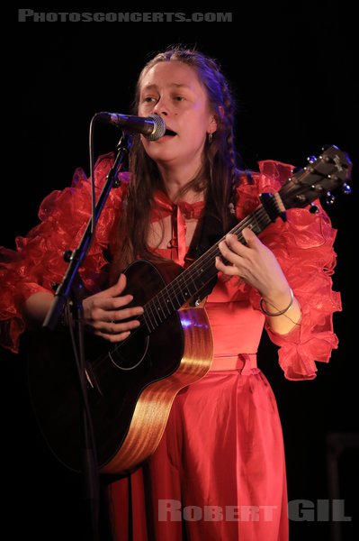 ANNA B SAVAGE - 2023-04-21 - PARIS - La Boule Noire - 